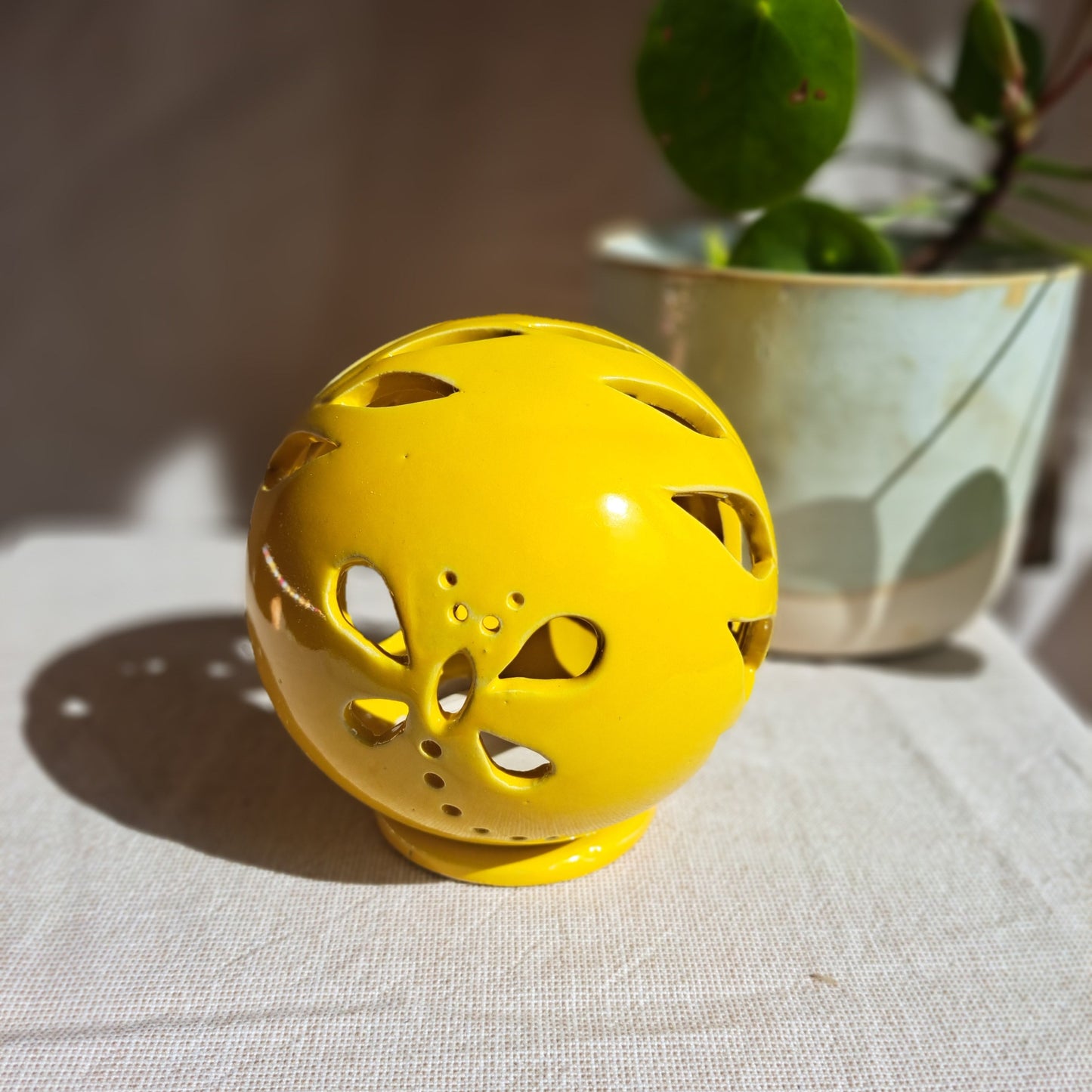 Photophore Jaune motif feuillage et Papillon
