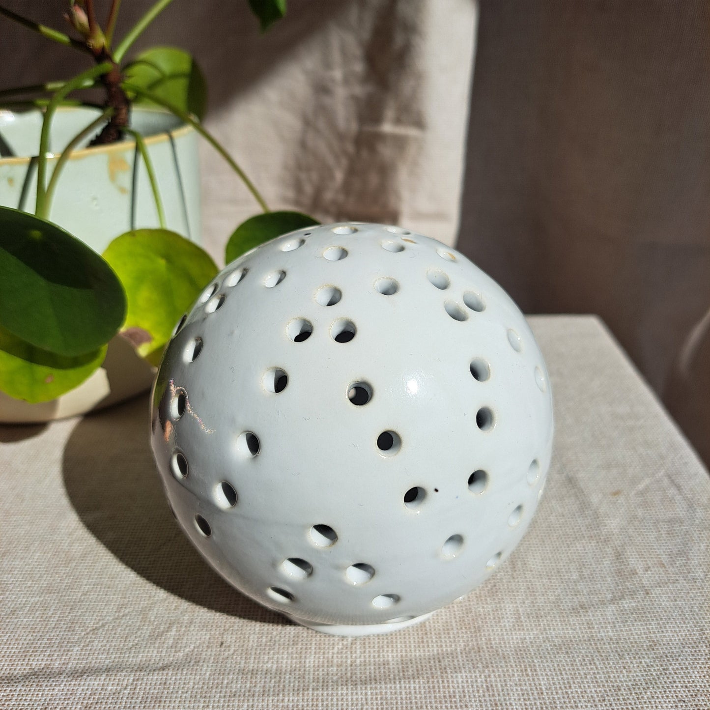 Photophore Blanc motif petits trous en V