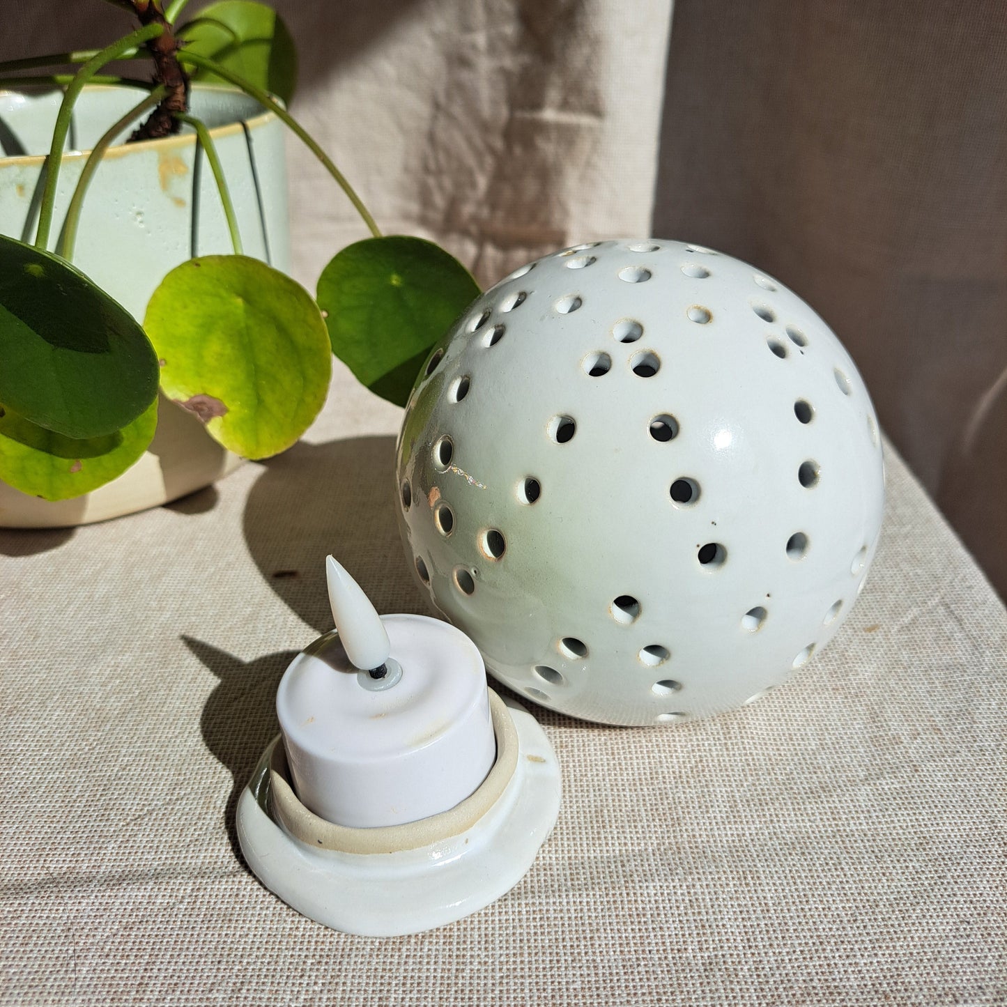 Photophore Blanc motif petits trous en V