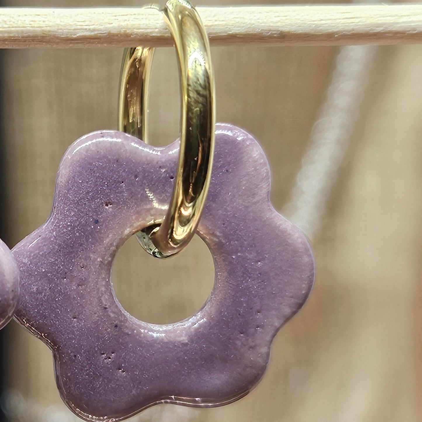 Créoles -Fleurs en grès coloré Mauve