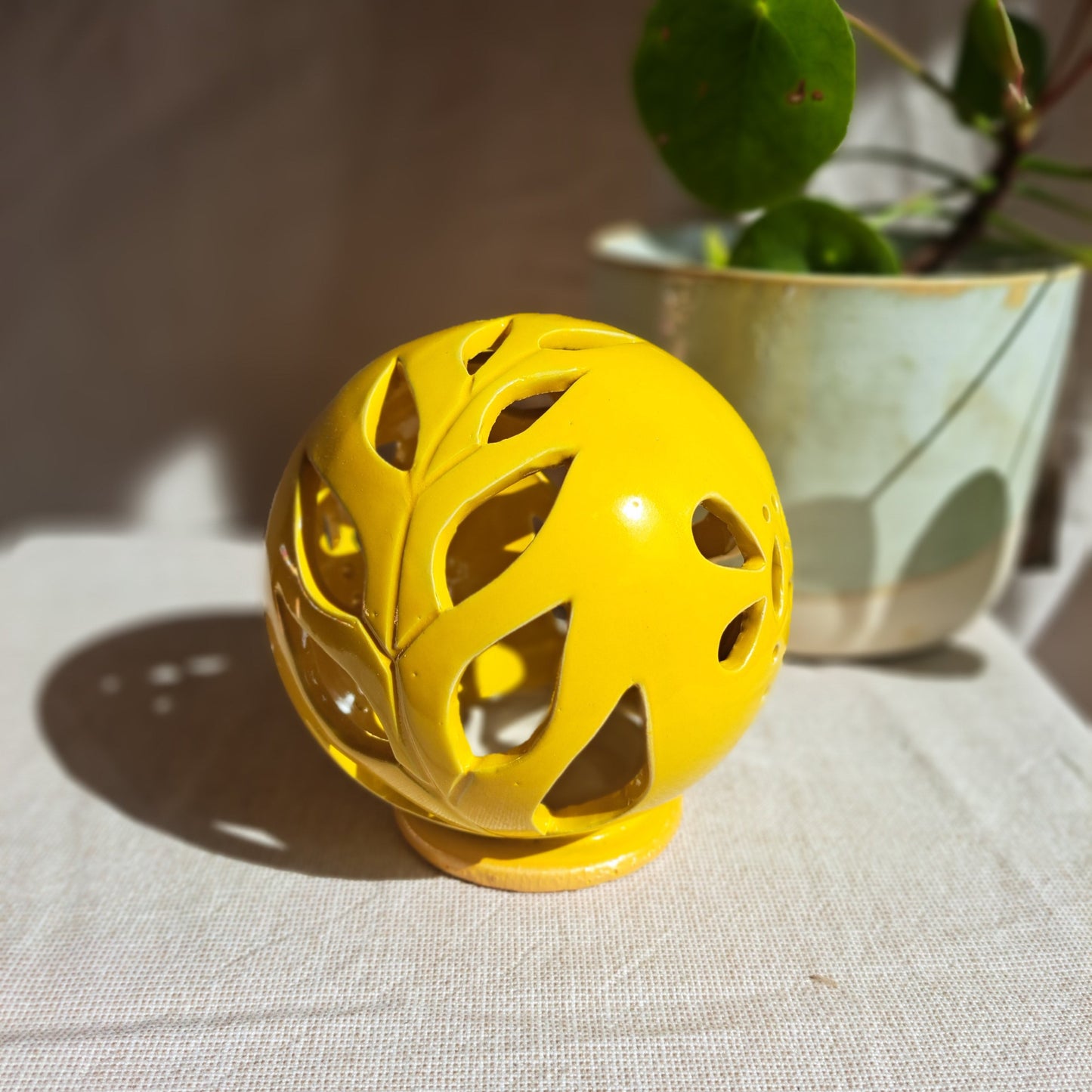 Photophore Jaune motif feuillage et Papillon