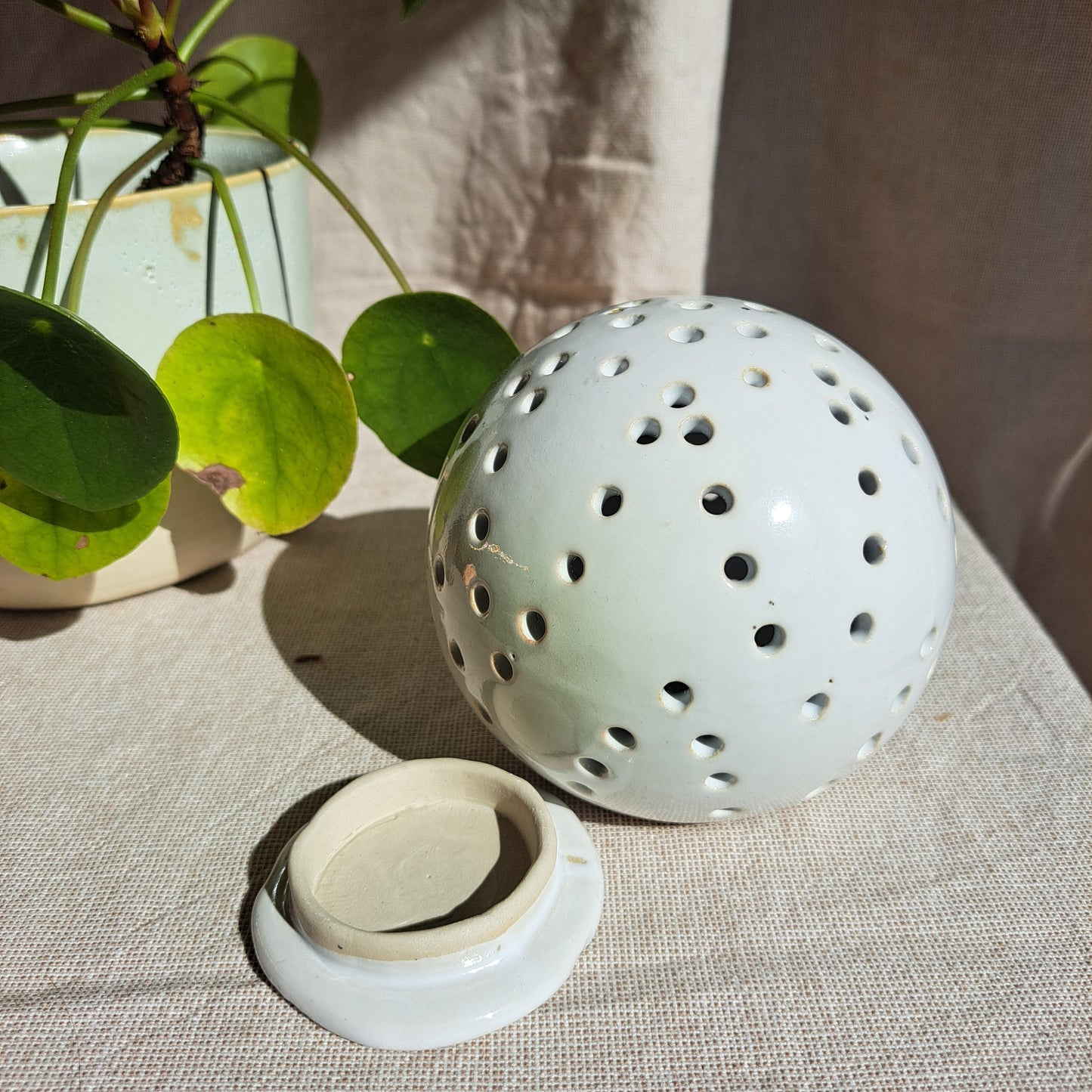 Photophore Blanc motif petits trous en V