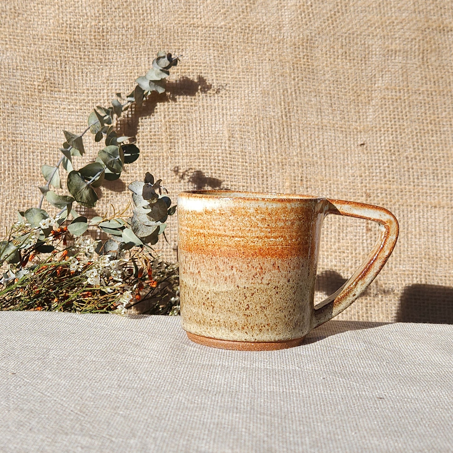 Tasse en grés brun