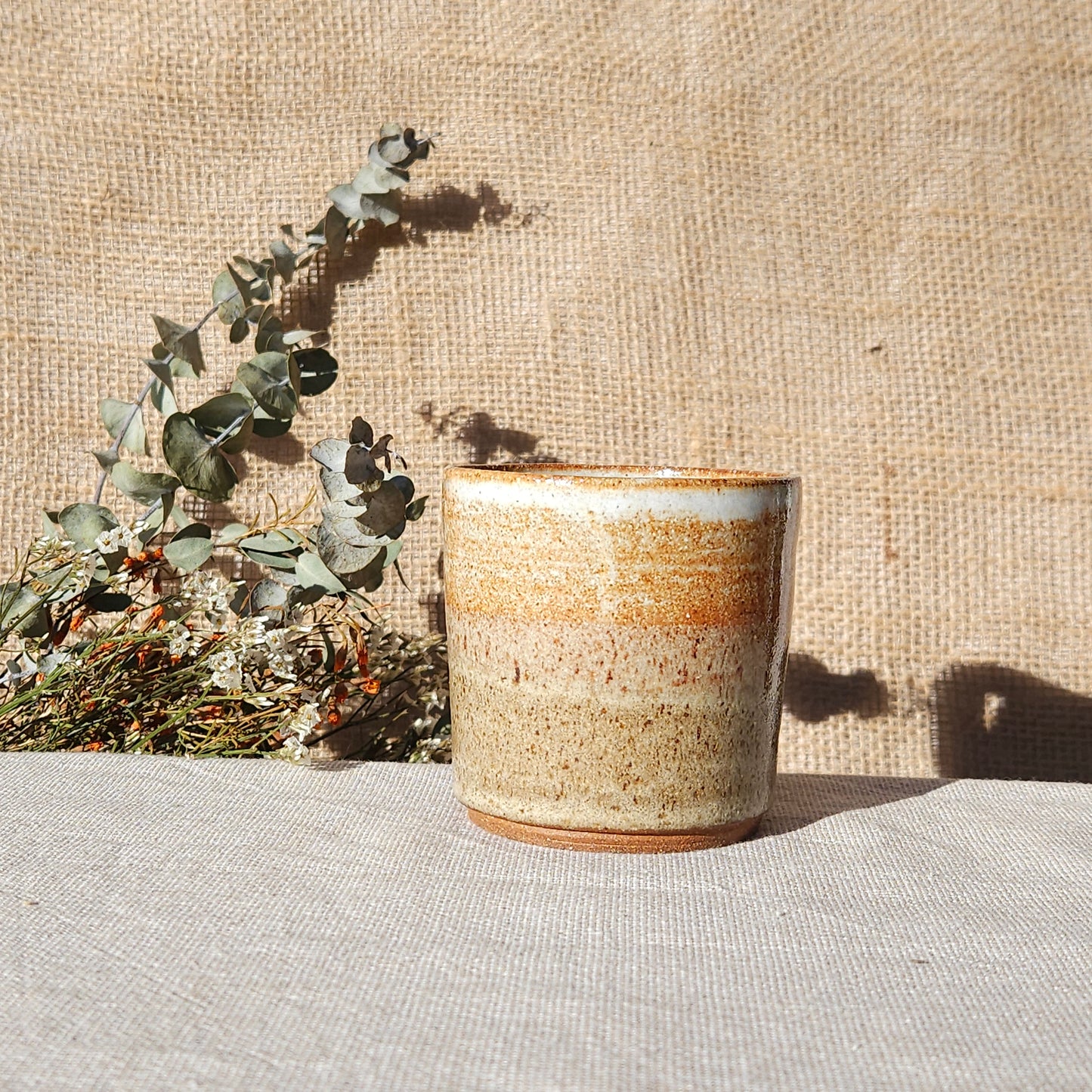 Tasse en grés brun