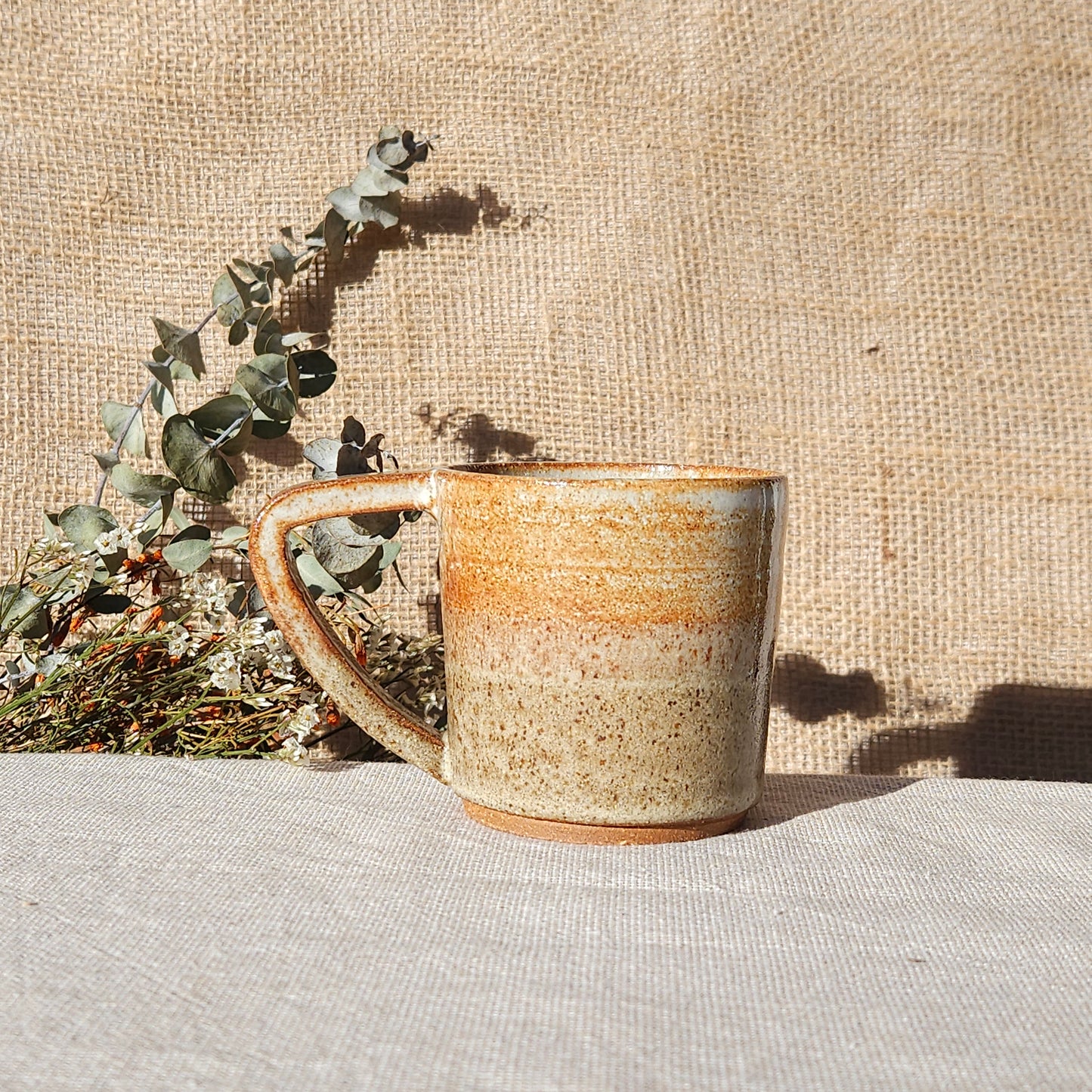 Tasse en grés brun