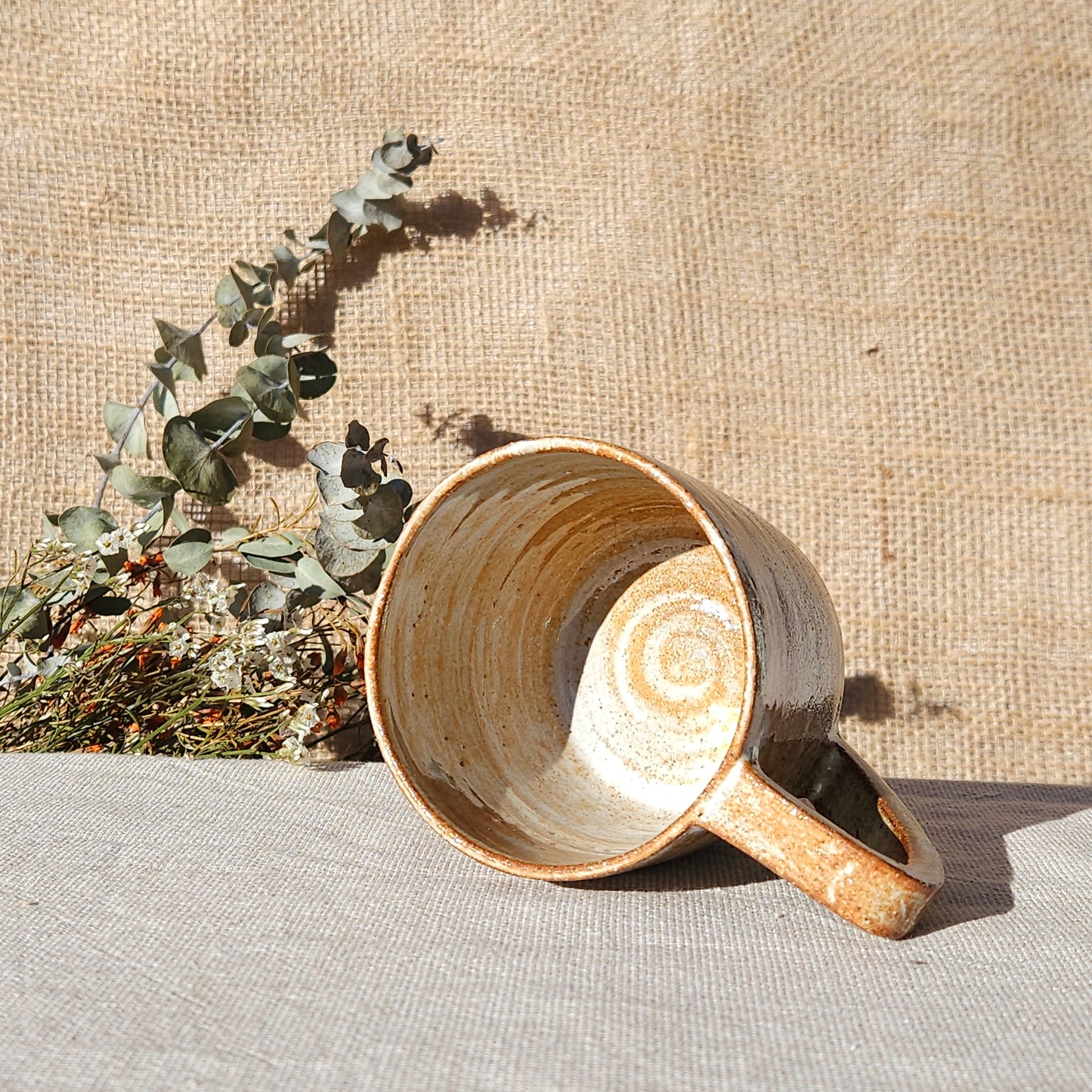 Tasse en grés brun