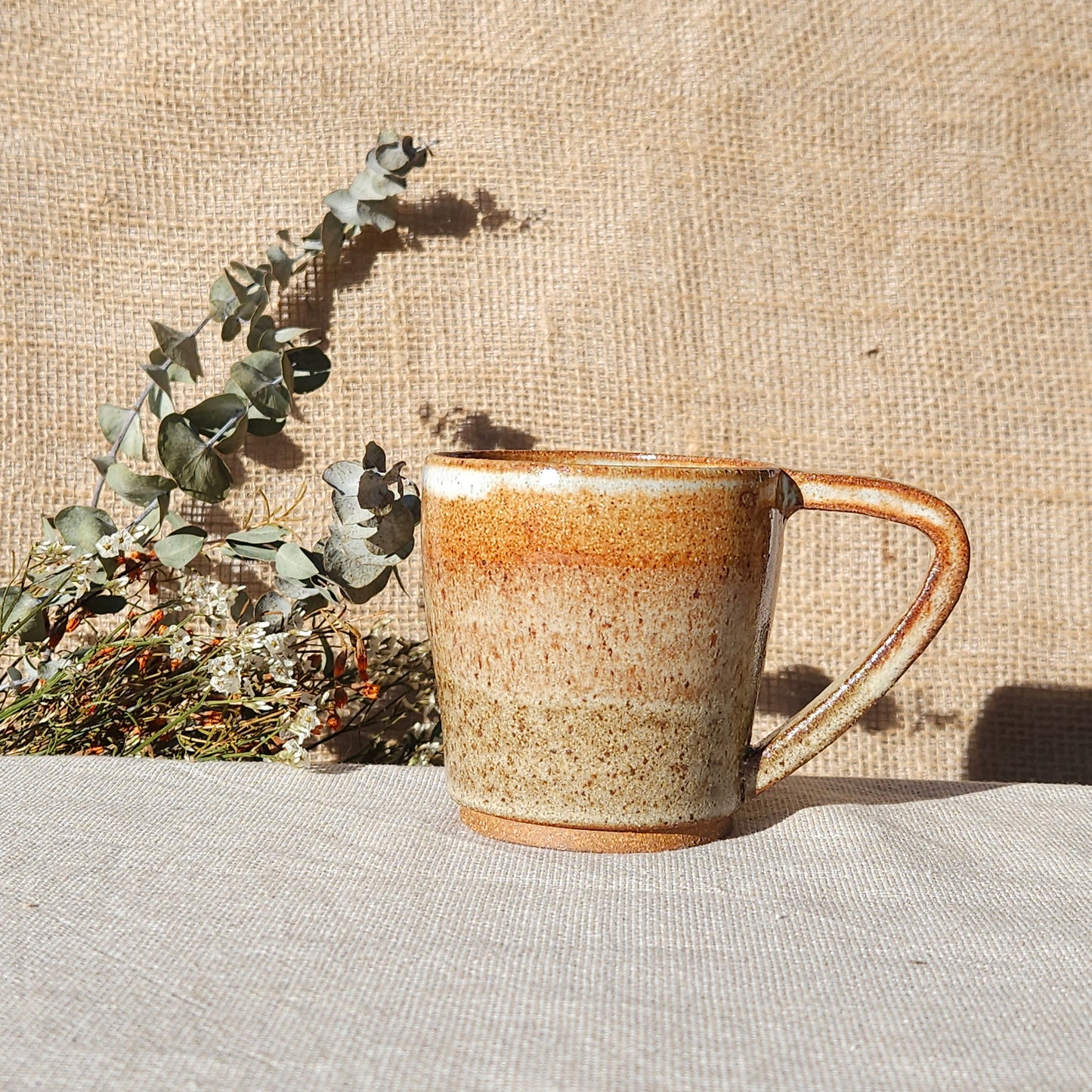 Tasse en grés brun
