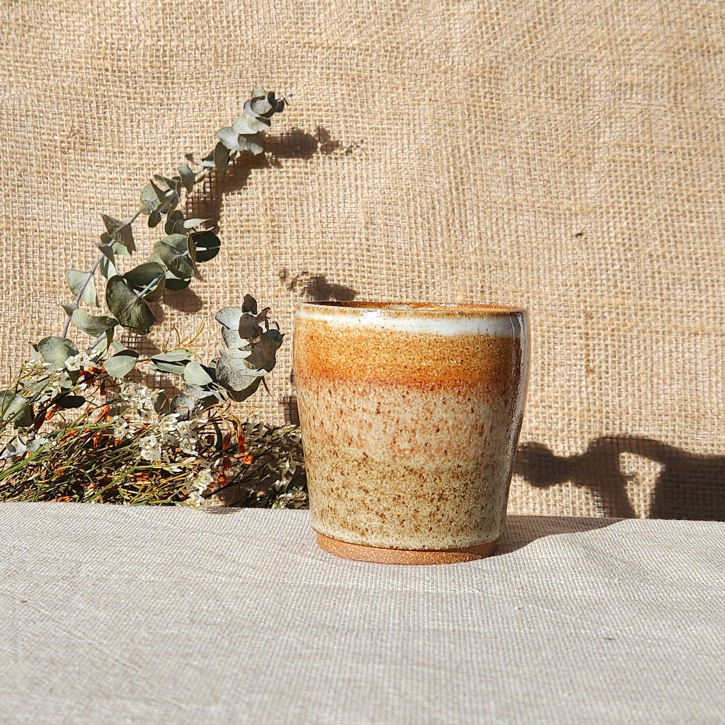 Tasse en grés brun