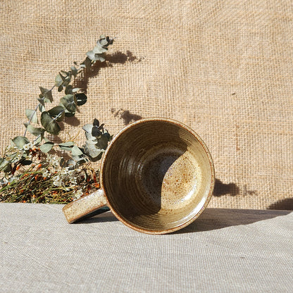 Tasse en grés brun
