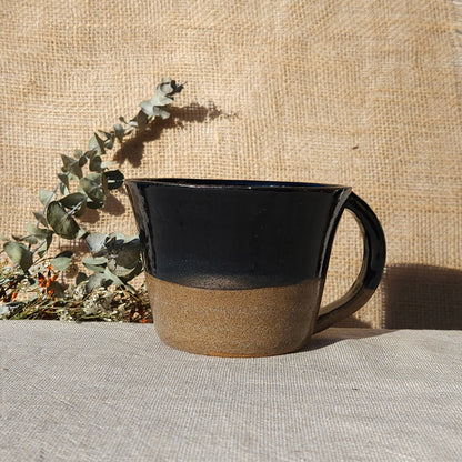 Tasse en grès brun chamoté