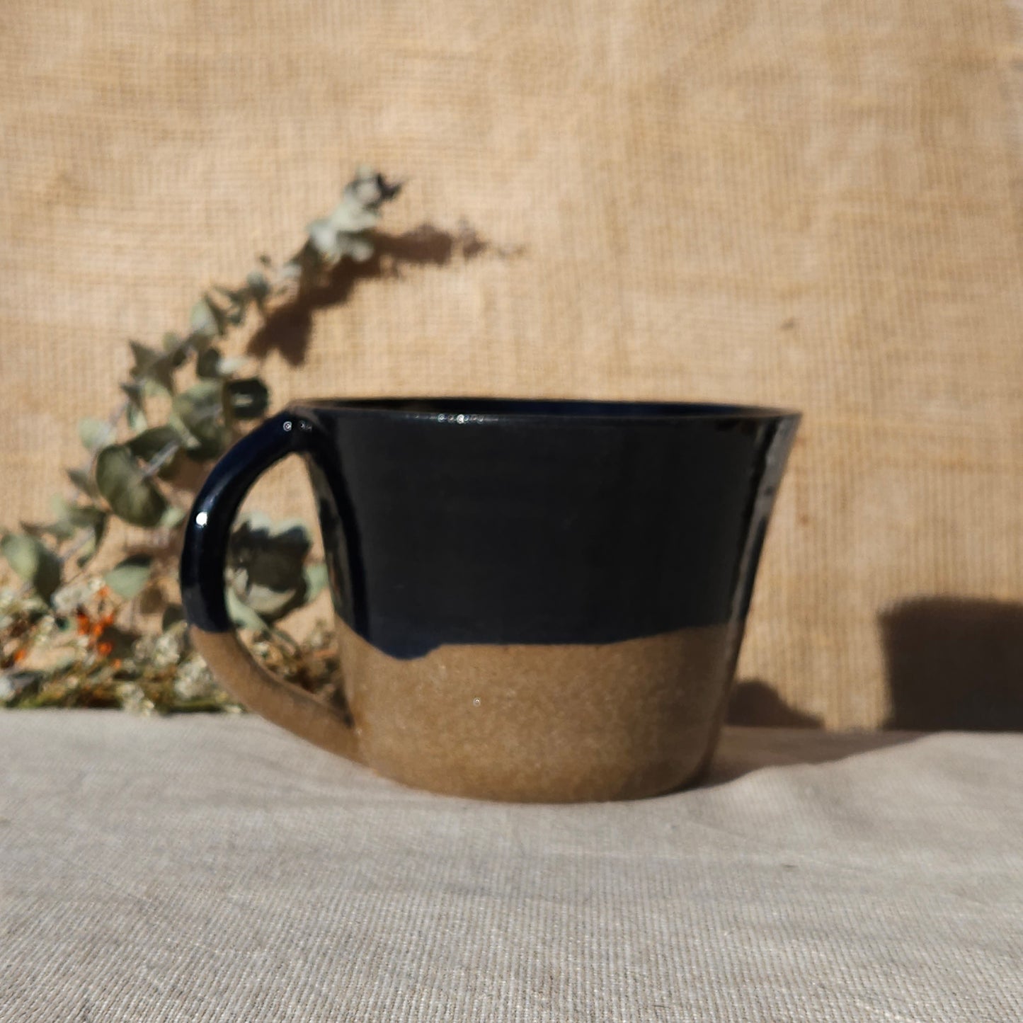 Tasse en grès brun chamoté