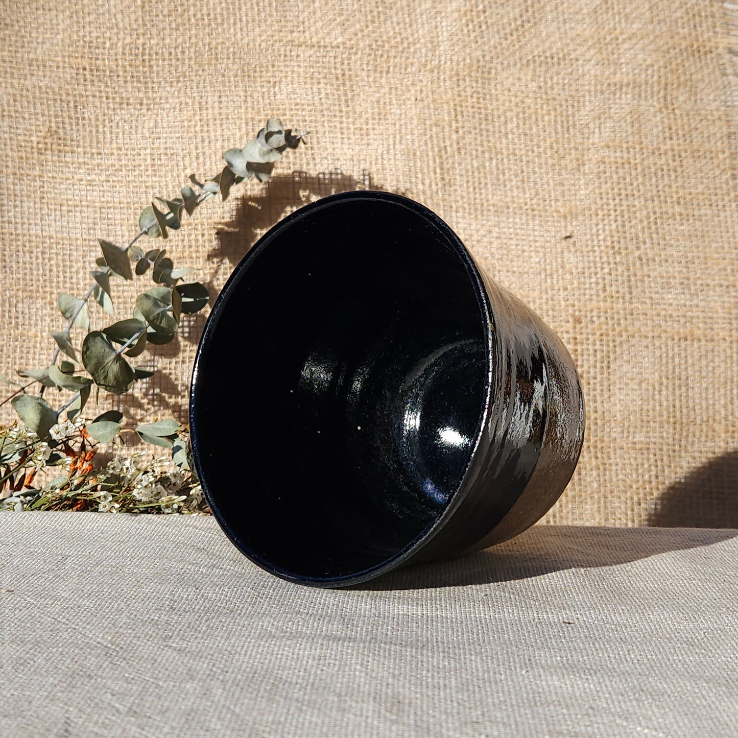 Tasse en grès brun chamoté