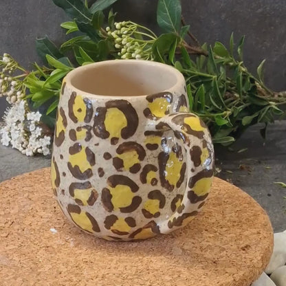 Tasse léopard texturée avec anse